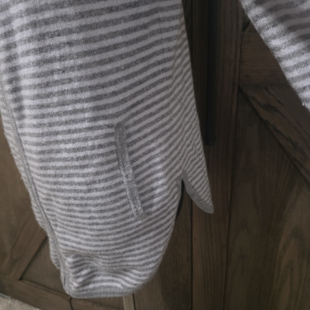 Neiman Marcus Gray Cashmere Sweater - Picture 3 of 4